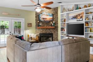 TV a/nebo společenská místnost v ubytování Hawaiian Coffee Hale