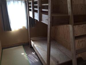 Palanda nebo palandy na pokoji v ubytování Shimanchu Guest House Yuien