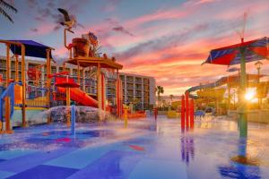 Bazén v ubytování Courtyard by Marriott Anaheim Theme Park Entrance nebo v jeho okolí
