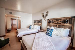 a hotel room with two beds in a room at Relaxing Double Queen Mountain Getaway Near Park City & Sundance Ski Resorts - 2066 in Mound City +14 photos