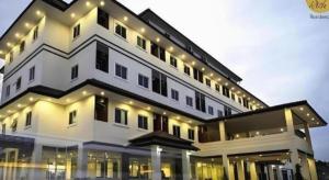 Un gran edificio blanco con muchas ventanas. en The Rich Residence, en Ban Tha Kup