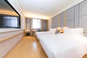 JI Hotel Shanghai North Hi-Tech Industrial Park في شانغهاي: غرفة فندقية بسريرين وتلفزيون +12 صورة