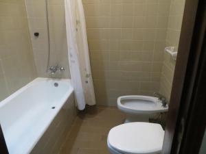 ヴィラモウラにあるVilamoura Guest House Planaltoのバスルーム(トイレ、バスタブ、シンク付)
