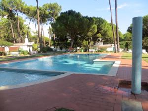 The swimming pool at or close to Vilamoura Guest House Planalto