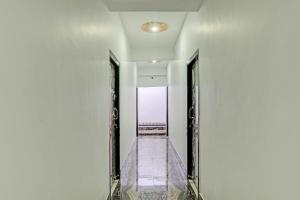 een hal met uitzicht op een gebouw bij Hotel O R Glory in Khagaul