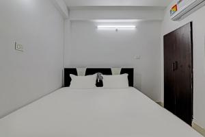 Ένα ή περισσότερα κρεβάτια σε δωμάτιο στο Hotel O R Glory +24 φωτογραφίες