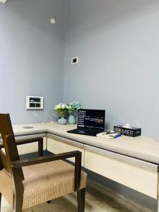 TV a/nebo společenská místnost v ubytování Bombay Breeze 3BHK Cosy Spacez Luxury Villa + 25 fotografií