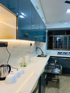 Kuchyň nebo kuchyňský kout v ubytování Bombay Breeze 3BHK Cosy Spacez Luxury Villa