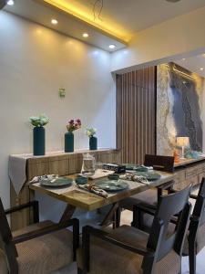 Posezení v ubytování Bombay Breeze 3BHK Cosy Spacez Luxury Villa