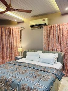 Postel nebo postele na pokoji v ubytování Bombay Breeze 3BHK Cosy Spacez Luxury Villa