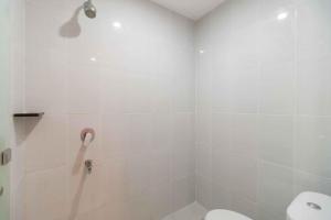 Ένα μπάνιο στο Hotel Idayu Natuna Palembang RedPartner