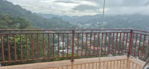 キャンディにあるSky rise mount hotelの街の景色を望むバルコニー