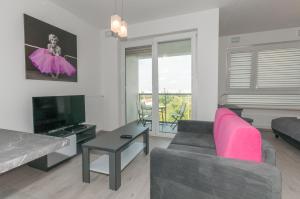 Televízia a/alebo spoločenská miestnosť v ubytovaní Pop Art Apartments
