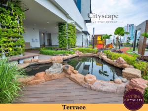 ein Garten mit einem Teich inmitten eines Gebäudes in der Unterkunft Space Residency Johor Bahru near KSL City Mall by Cityscape in Johor Bahru