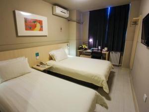 Ένα ή περισσότερα κρεβάτια σε δωμάτιο στο Jinjiang Inn Xi'an Second Keji Road Ruanjianyuan