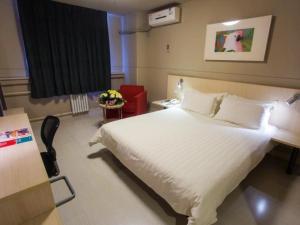 Ένα ή περισσότερα κρεβάτια σε δωμάτιο στο Jinjiang Inn Xi'an Second Keji Road Ruanjianyuan