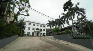 an empty road in front of a white building at LAKESIDE DAILAI HOTEL in Bá Hạ