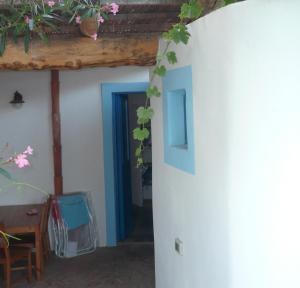 フィリクーディにあるLa Casa del Pescatoreの青いドア、テーブルと椅子が備わる客室です。