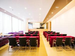 una sala conferenze con tavoli e sedie rossi di Jinjiang Inn Taizhou Jiangzhou South Road a Taizhou