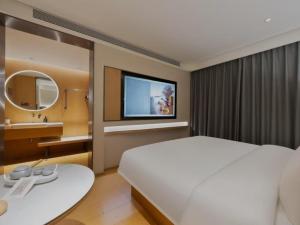 Un televizor și/sau centru de divertisment la JI Hotel Beijing South Railway Station Jiaomen West Subway Station