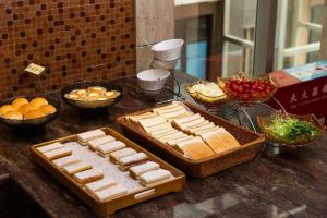Una mesa con un montón de comida en un mostrador. en Tong Da International Hotel, en Zhangjiajie