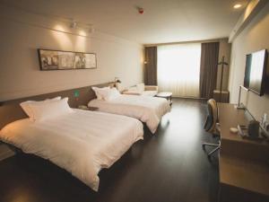 Habitación de hotel con 2 camas y TV en Jinjiang Inn Select Fuding Railway Station en Fuding