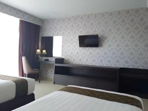 TV a/nebo společenská místnost v ubytování Grand Hawaii Hotel Pekanbaru