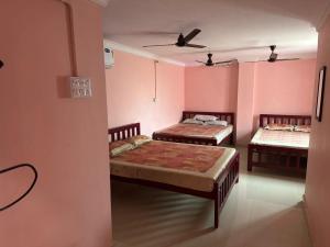 Ένα ή περισσότερα κρεβάτια σε δωμάτιο στο Sarathy Lodge