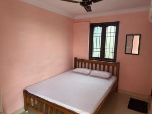 Ένα ή περισσότερα κρεβάτια σε δωμάτιο στο Sarathy Lodge