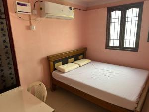 Ένα ή περισσότερα κρεβάτια σε δωμάτιο στο Sarathy Lodge