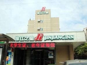 a building with a sign on the front of it at Jinjiang Inn Jinan Jingshi Road Qianfo Mountain in Jinan