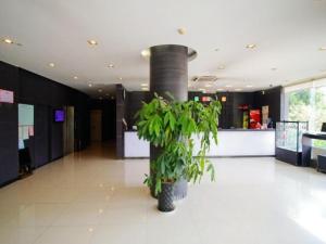 uma planta em vasos sentada no meio de um lobby em Jingjiang Inn Hefei Hi-tech Park West Changjiang Road em Hefei