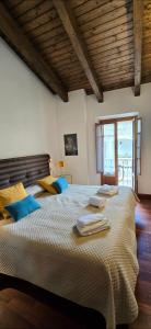 Ένα ή περισσότερα κρεβάτια σε δωμάτιο στο CAL TRANQUIL Camprodon, acollidor àtic al centre