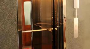 ダナンにあるOne Star Hotel Danangの壁のあるキッチンのステンレス製オーブン +84枚の写真