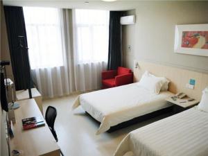 Postel nebo postele na pokoji v ubytování Jinjiang Inn Zhuji Datang