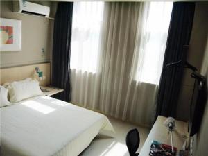 Postel nebo postele na pokoji v ubytování Jinjiang Inn Zhuji Datang