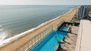 Bazén v ubytování Hilton Virginia Beach Oceanfront nebo v jeho okolí