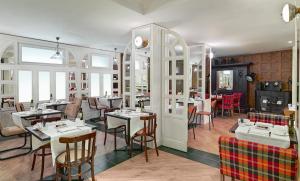 a restaurant with tables and chairs in a room at Boutique Hotel H10 Montcada in Barcelona