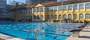 布达佩斯布达佩斯塞萨尔酒店的建筑物前有一个大型游泳池。