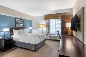 Postel nebo postele na pokoji v ubytování Sleep Inn State College near Penn State - Less than 1 Mile to PSU!