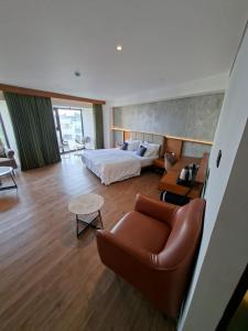 Postel nebo postele na pokoji v ubytování Nestlay Suites by TC One