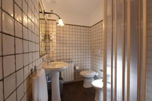 łazienka z umywalką i toaletą w obiekcie Borgo Medievale w mieście Castelmola +30 zdjęć