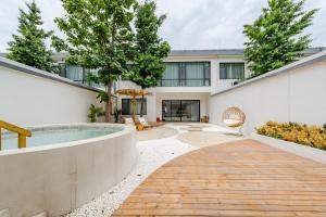 Bazén v ubytování Huazhu Luxury Peach Blossom Ridge Homestay nebo v jeho okolí