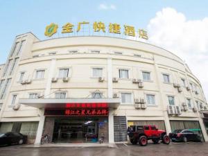 um edifício com um camião vermelho estacionado em frente dele em Goldmet Inn Wuxi Gonghu Avenue Wanxiangcheng em Wuxi