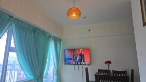 TV a/nebo společenská místnost v ubytování 8 Adriatico Condotel Unit Facing Manila Bay