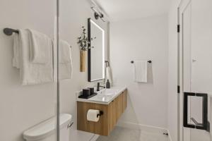 Ένα μπάνιο στο Tide House - Unit C - Modern Seaside 1BD w Parking +17 φωτογραφίες