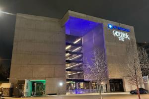 圣地亚哥Wyndham Santiago Pettra的一座晚上在上面有灯的建筑