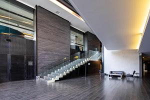 圣地亚哥Wyndham Santiago Pettra的建筑物内带楼梯的大厅 更多129张照片