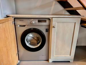 a washer and dryer in a small room at PinotageLuxuryCollection 14 Bastmolen in Stellenbosch