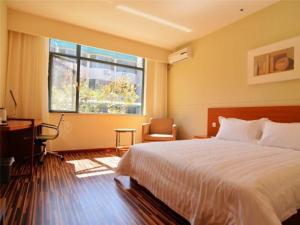 Llit o llits en una habitació de Jinjiang Inn Select Yantai Penglaige